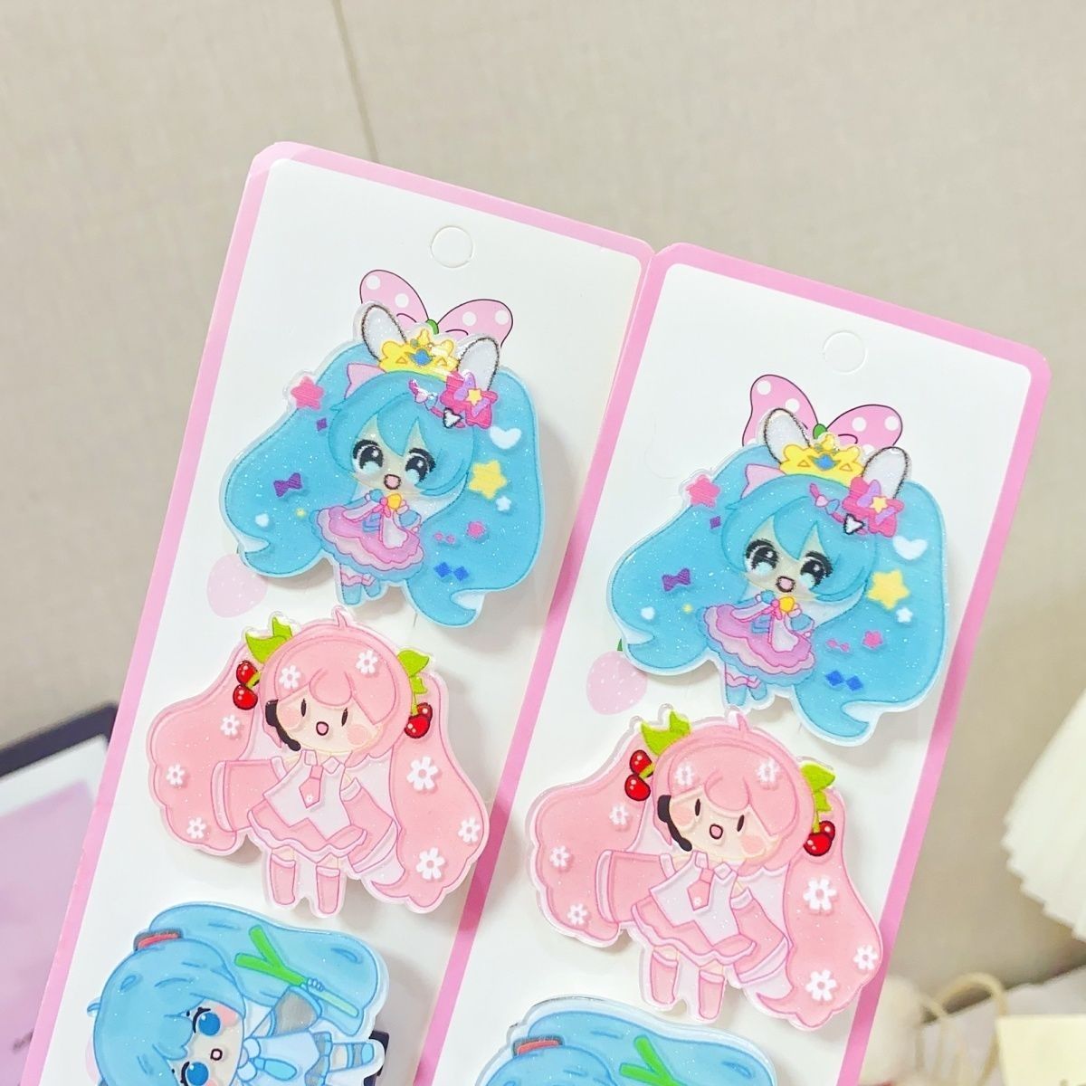 初音ミクの漫画風ヘアクリップ、サイドクリップ、かわいい爪型ク - Hair Bundles のレビューと価格